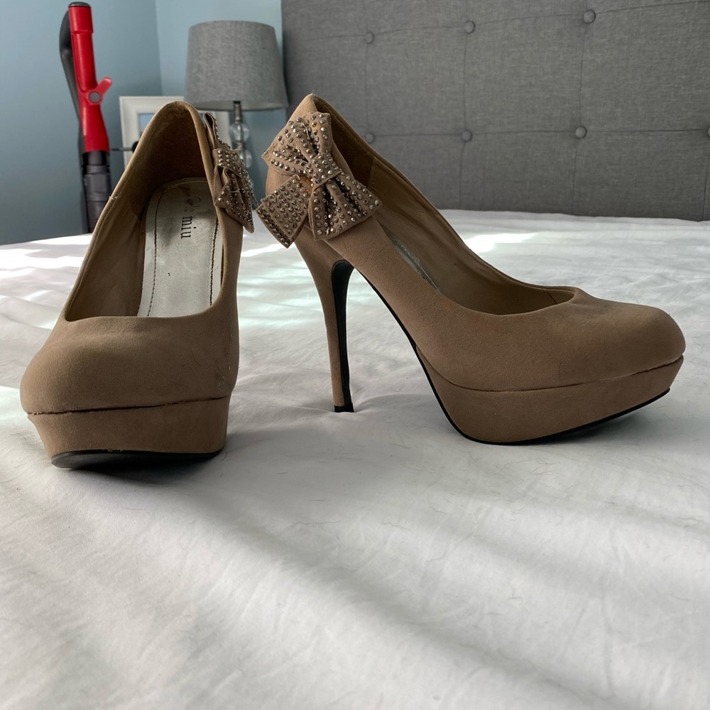 Tan stilettos, studded bow accent